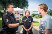 Hans (Bruno F. Apitz, l.) hat im Kofferraum von Benedikts (Jan Dose, r.) Hochzeitslimousine ein Springmesser gefunden und stellt ihn zur Rede. Benedikt bestätigt zwar, dass es sein Messer ist, schwört aber, dass er es nicht in den Kofferraum gelegt hat. Regine Schulz (Esther Esche, 2.v.l.) und Claudia (Janette Rauch, 2.v.r.) beobachten Benedikt.