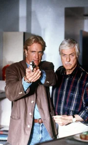 Dr. Mark Sloan (Dick Van Dyke, r.) und sein Sohn Steve (Barry Van Dyke, l.) stellen einen Mörder.