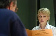 Det. Lilly Rush (Kathryn Morris, r.) fühlt George (John Billingsley, l.) auf den Zahn ...