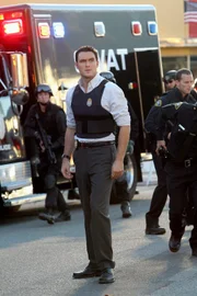 Arbeitet an einem neuen Fall: Wayne (Owain Yeoman) ...