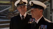 Auch Gregory (Dietrich Adam, li.) kann die Entlassung seines besten Unteroffiziers Duncan (Michael Roll, re.) aus der Marine nicht verhindern.