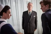 Im Cowley Krankenhaus sind in kurzer Zeit ungewöhnlich viele Patienten gestorben. Alle wurden zuvor vom Chefarzt Sir Merlyn Chubb (David Yelland, M.) operiert. Endeavour Morse (Shaun Evans, r.) befragt ihn und Schwester Clodagh MacMahon (Amy Marston, l.) zu den Vorkommnissen.
