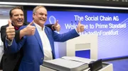 Die TV-Stars Dümmel und Kofler erleiden mit ihrer "Social Chain AG" Schiffbruch. (v.li.) Ralf Dümmel und Georg Kofler stehen in der Frankfurter Börse und recken die Daumen.