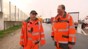 Auf den Autobahnen der Bundesrepublik sind jeden Tag zigtausend Kraftfahrzeuge unterwegs. Ein Filmteam zeigt die Menschen, die auf den Fahrbahnen im Einsatz sind und den Verkehr am Laufen halten.