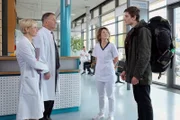 Schwester Ulrike (Anita Vulesica; 2.v.re.) Sohn Johannes (Sebastian Schneider, re.) studiert Medizin und möchte ein dafür notwendiges Praktikum in der Sachsenklinik absolvieren. Dr. Roland Heilmann (Thomas Rühmann, 2.v.li.) und Dr. Kathrin Globisch (Andrea Kathrin Loewig, li.) heißen den zielstrebigen, jungen Mann willkommen.
