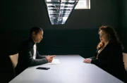 Jerry Paulsen (Peter Marton, l.) nimmt Rita Weiß (Petra Berndt, r.) in die Mangel – sie hat kein Alibi.