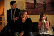 Valentina verspricht, sich fürsorglich um das Hühnerei zu kümmern. Von links: Annalena Brunner (Heidrun Gärtner), Sebastian Wildner (Herbert Ulrich) und Valentina Götz (Lilly Reulein).