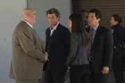 Während Patrick (Simon Baker, 2.v.l.) den Mörder in einem neuen Fall im Krankenhaus vermutet, erfährt Teresa (Robin Tunney, 2.v.r.), dass J.J. LaRoches (Pruitt Taylor Vince, l.) erste Amtshandlung als Chef des CBI war, Kimball (Tim Kang, r.) zum neuen Teamleiter zu ernennen ...