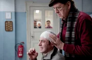 ARD/HEITER BIS TÖDLICH - ALLES KLARA, neue Krimiserie (16 Folgen), Folge 16 "BioTot", am Donnerstag (30.08.12) um 18.50 Uhr im Ersten. Paul Kleinert (Felix Eitner, l.) ist nach einer Kneipentour niedergeschlagen worden. Er lässt sich von Dr. Münster (Jörg Gudzuhn, r.) verarzten.