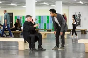Ermittlungen im Foyer von Majas Schule: Edwin Bremer (Tilo Prückner, l.) und Hui Ko (Aaron Le, r.) wollen Majas Kollegen befragen.