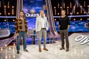 Moderator Jörg Pilawa (M.) mit den Kandidaten des Teams "Bettermann": Dem Schauspieler Bernhard Bettermann (r.) und dessen Sohn Tim Bettermann (l.), ebenfalls Schauspieler.