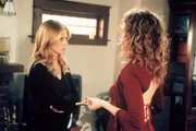 Zuhause erhält Buffy (Sarah Michelle Gellar, l.) unverhofft Besuch von Glory (Clare Kramer).