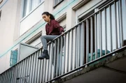 Als ihr gewalttätiger Stiefvater wieder versucht, sie unter seine Kontrolle zu bringen, flieht Nismet (Emma Boulanouar) von zu Hause.