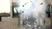 In der Hafencity fliegt ein Bankautomat in die Luft – damit die Täter mit dem Geld nicht fliehen können, werden die Geldscheine automatisch bunt gefärbt.