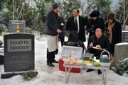 Nach der Silvesterfeier besucht Marshall (Jason Segel, l.) das Grab seines Vaters und versucht die Erinnerung an ihn mit einem traditionellen Picknick am Leben zu halten.