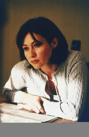 Prue (Shannen Doherty) entdeckt im "Buch der Schatten" einen so genannten Wahrheitszauber ...