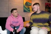 Moritz (Lennart Borchert, l.) merkt, dass Jonas (Felix van Deventer) Angst um seine Beziehung zu Flo hat.