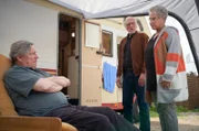 Auf dem Campingplatz: Anna (Katerina Jaco) vermittelt zwischen den zwei Brüdern Werner (Ernst Stötzner) und Günter (Hannes Hellmann, li.).