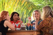 Die Freundinnen Sophie (Amy Beth Hayes, l.), Hema Patel (Sunetra Sarker, 2.v.l.), Rachel Baldwin (Claire Rushbrook, 2.v.r.) und Lucy Chapman (Anna Crilly, r.) machen gemeinsam Urlaub und feiern Geburtstag. Aber ihre unbeschwerte Ferienstimmung endet jäh, als Sophies Lebensgefährte ermordet wird. Nun werden die Frauen sogar verdächtigt und bezüglich des Mordes befragt.