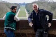 Luiz Vieira dos Santos (Thiago Braga de Oliveira, l.) und Oskar Schütz (Marek Erhardt, r.) fragen sich, wer die Astronautin Maja Kuchenbecker von der Plattform des Planetariums gestoßen hat.