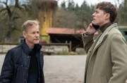 Roland (Steffen Wink, l.) ahnt, dass Philipp (Robin Schick, r.) Liebeskummer hat.