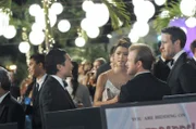 Als bei einer Wohltätigkeitsveranstaltung eine Leiche gefunden wird, müssen Steve (Alex O'Loughlin, r.),  Danny (Scott Caan, 2.v.r.), Chin (Daniel Dae Kim, l.) und Kono (Grace Park, 2.v.l.) ermitteln, um den Mörder zu fassen ...