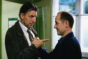 Völlig überraschend trifft Dr. Kolmaar (Ulrich Mühe, r.) auf seinen Freund und Kollegen der 2. Mordkommission, Joe Hoffer (Jörg Gudzuhn, l.), der sich eigentlich im Vorruhestand befindet.