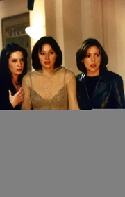 Piper (Holly Marie Combs, l.), Prue (Shannen Doherty, M.) und Phoebe (Alyssa Milano, r.) werden von Rex Buckland gezwungen, ihm ihre Kräfte zu geben.
