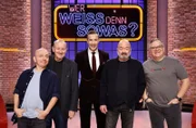 Moderator Kai Pflaume (M.) und seine Rateteam-Kapitäne Bernhard Hoëcker (l.) und Elton (r.) begrüßen in dieser Sendung den Schauspieler Leonard Lansink (2.v.l.) und den Schauspieler Florian Martens (2.v.r.).