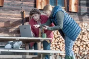 Mit ein wenig technischer Schützenhilfe von Anne (Ines Lutz, r.) legt Lisbeth (Monika Baumgartner, l.) ein Online-Profil für Hans auf einer Dating-Website an. Der ahnt nichts davon.