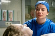 Theresa Wolff (Nina Gummich, r.) führt mit der toten Vera Köhler (Antje Rau, l.) ein Zwiegespräch, ehe sie mit der Obduktion beginnt.