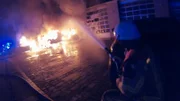 In Delmenhorst brennt eine Lagerhalle, und die Berufsfeuerwehr schaltet von Leerlauf auf Vollgas.