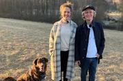 Wir treffen Emily Cox heute bei einem Spaziergang im Grünen mit ihrem Hund Lucky. Die "Jerks" Darstellerin erzählt Pierre M. Krause über … Was? Moment. Hat der Hund gerade das Mikro gegessen? Naja, lieber verzehrter Sound als verzerrter Sound. A propos Verzehren: Bei einem romantischen Picknick im Sonnenuntergang, erfahren wir schließlich alles über Emilys internationalen Erfolg als Schauspielerin, ihre Liebe zur Improvisation und ihren Abschied von "Brida" aus "The Last Kingdom".