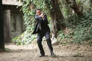 Auf der Suche nach dem Mörder von Justin DeGeorge: Wayne (Owain Yeoman) ...