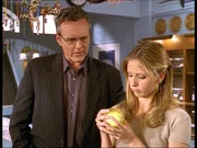 Buffy (Sarah Michelle Gellar, r.) und Giles (Anthony Stewart Head) überlegen, was es mit der geheimnisvollen Kugel auf sich haben könnte.