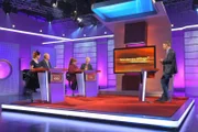Moderator Florian Weber überprüft im Wissensquiz „Meister des Alltags“ die Alltagstauglichkeit seiner prominenten Kandidaten: Enie van de Meiklokjes, Bodo Bach, Alice Hoffmann und Guido Cantz.
