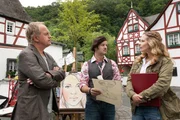 Tonio Berger (Daniel Wiemer) beteuert immer wieder, wie sehr er seine Freundin Marianne liebt. Trotzdem halten alle ihn eher für einen Mitgiftjäger.; Bürgermeister Drömmer (Bernhard Schütz) und Johanna Biver (Ulrike Bliefert) sind sich einig, dass heutzutage Ehen viel zu schnell aufgegeben werden. Deshalb hat Johanna Biver erfolgreich durchgesetzt, dass Drömmer die Auflösungsurkunde für die spontane Ehe ihrer Enkelin nicht unterschreibt.; Als Oma Biver (Ulrike Bliefert) sich keine Sorgen mehr um ihre Enkelin machen muss, findet sie die Geschichte mit Killmer ganz vielversprechend und beginnt sogar zu intrigieren.; Marianne Dobrinth (Sabine Postel) ist Schmuckdesignerin mit einem Laden in Monreal. Eigentlich ist sie glücklich mit ihrem Liebhaber Tonio (Daniel Wiemer). Trotzdem fragt sie sich, ob sie nicht vielleicht doch zu alt für ihn ist ...; Killmer (Uwe Ochsenknecht, links) hat Kati zur Schnecke gemacht, weil sie sich dem Einbrecher in den Weg gestellt hat. Kati (Diana Amft) hält dagegen - und Maler Lukas Brambach (Dominik Klingberg) kann sich nur wundern.