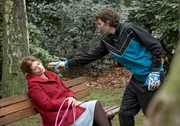 ARD HEITER BIS TÖDLICH - MORDEN IM NORDEN FOLGE 6 (WH.), "Die Nagelprobe", am Dienstag (27.08.13) um 18:30 Uhr im ERSTEN. Der junge Azubi Orkun (René Vaziri, r.) entdeckt beim Fußballspielen im Park die Leiche einer Frau. Es handelt sich um Ilona Stamm (Gabrielle Scharnitzky, l.), die es aufgrund ihrer 40 Zentimeter langen Fingernägel regional zu bescheidenem Ruhm gebracht hat.