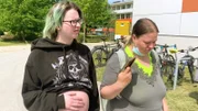 Jasmins Wehen wurden immer stärker, sodass sie über Nacht im Krankenhaus bleiben musste. Mama Sandra wich Jasmin nicht von der Seite.