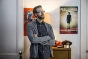 Der kaltblütige Mord an Karen Decker geht auch Sebastian (Rob Kerkovich) ganz besonders unter die Haut, da eine seiner Kolleginnen plötzlich selbst in die Schusslinie gerät ...