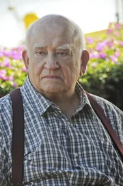 Das Team hofft, dass Ex-Hehler August March (Ed Asner) ihnen bei einem neuen Fall behilflich sein kann ...