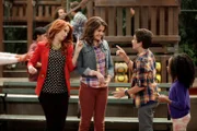 "Disneys Jessie", "Der große Durchbruch (2)." Jessie hat in Shaylee eine richtig gute Freundin gefunden. Daher ist sie sehr bestürzt über Sheylees Freund McD. Dieser will hinter Shaylees Rücken mit Jessie ausgehen. Vorerst verschweigt Jessie ihrer Freundin den Vorfall, um sie nicht zu verletzen. Doch sie von McD in die Enge getrieben wird, platzt Jessie mit der Wahrheit heraus. Leider aber ist ihr McD bereits mit einer Lügengeschichte zuvor gekommen. Shaylee glaubt deshalb kein Wort von dem, was Jessie ihr gesteht. Im Bild (v.li.): Debby Ryan (Jessie Prescott), Maia Mitchell (Shaylee Michaels), Cameron Boyce (Luke Ross), Skai Jackson (Zuri Ross).