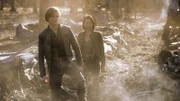 MacGyver (Lucas Till, l.); Desi (Levy Tran, r.)