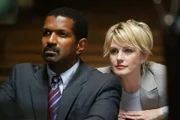 In einer Kirche hat sich Det. Lilly Rush (Kathryn Morris, r.) mit Tucker (Riff Hutton, l.) verabredet. Sie glaubt, dass er ihr im aktuellen Fall sehr weiterhelfen kann.