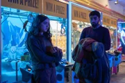 Nicky (Mawaan Rizwan) versucht, ehrlich mit Kim (Maisie Williams) zu sein, indem er ihr verrät, dass ihre Mutter sie lange Zeit angelogen hat. Doch für Kim ist das schwer zu glauben, bis etwas ihr plötzlich die Augen öffnet.