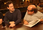 v.li.: Dennis Reynolds (Glenn Howerton), Frank Reynolds (Danny DeVito)