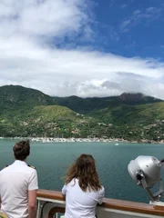 Ilhbela in Brasilien - auf Reede - Nautik-Praktikantin Lara Habedank guckt sich die Insel von der Nock aus an.