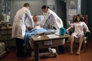 Dr. Chase (Jesse Spencer, li.) und Dr. Adams (Odette Annable) untersuchen ihren Patienten Henry (Kevin Christy), der mit einer Sexpuppe zusammenlebt. Ist "Amy" die Ursache seiner Beschwerden?