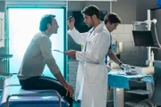Niklas untersucht den Kollegen Dr. Stein; der erzählt, was passiert ist. V.l.n.r. Dr. Martin Stein (Bernhard Bettermann), Dr. Niklas Ahrend (Roy Peter Link), Ben Ahlbeck (Philipp Danne)