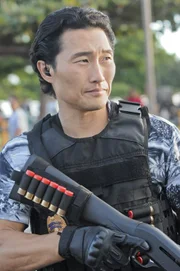 An Bord eines Flugzeugs, kurz vor der Landung in Hawaii, macht die Flugbegleiterin eine grausame Entdeckung. Bald stellt das Five-0-Team um Chin (Daniel Dae Kim) fest, dass der Fall komplizierter ist, als sie denken ...